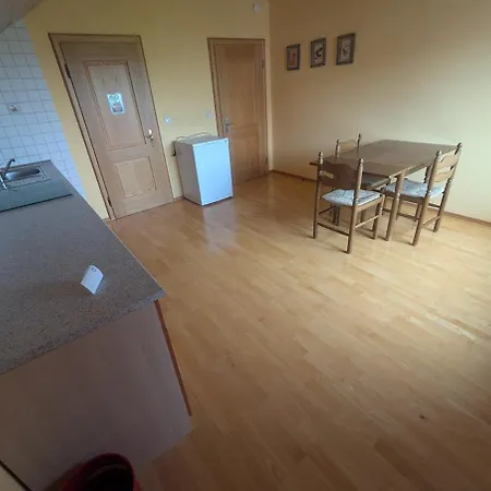 Spacious Attic Apartment شقة