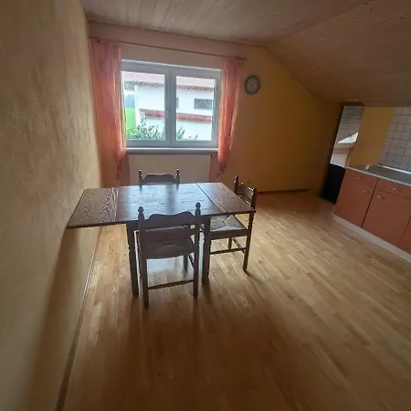 Spacious attic apartment Apartamento Loiching